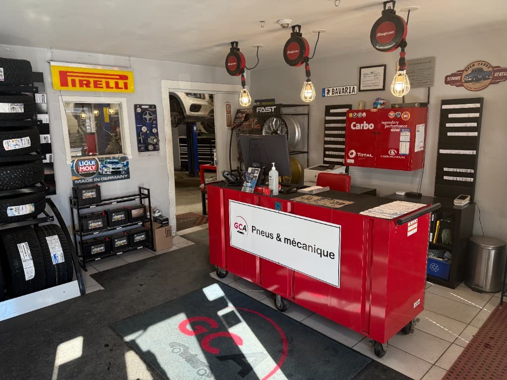 Comptoir d'accueil GCA Pneus & mécanique et vue sur l'atelier