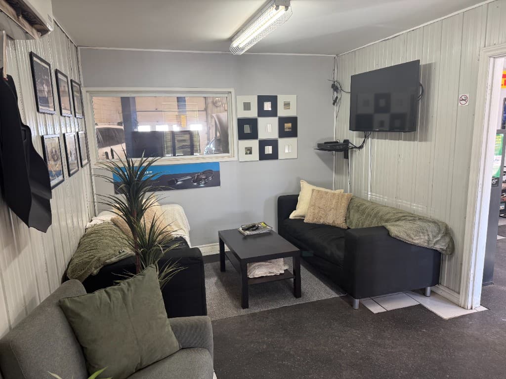 Salle d'attente avec vue sur l'atelier