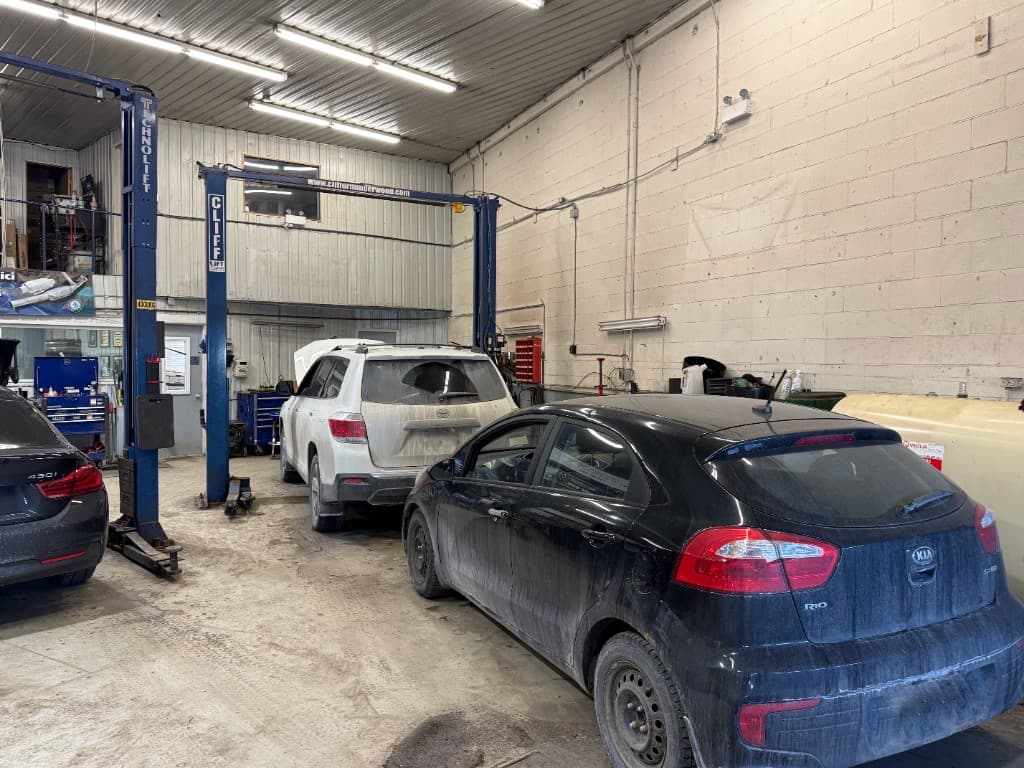 Atelier avec ponts élévateurs et véhicules en service