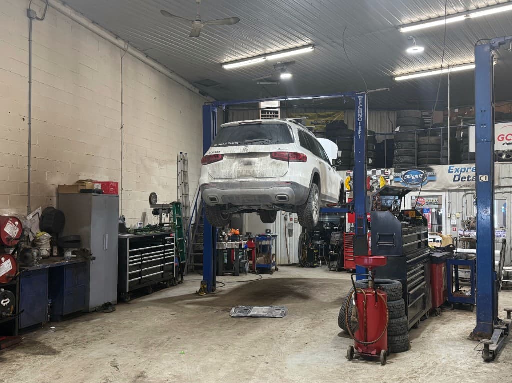 Véhicule sur pont élévateur, équipement et outils